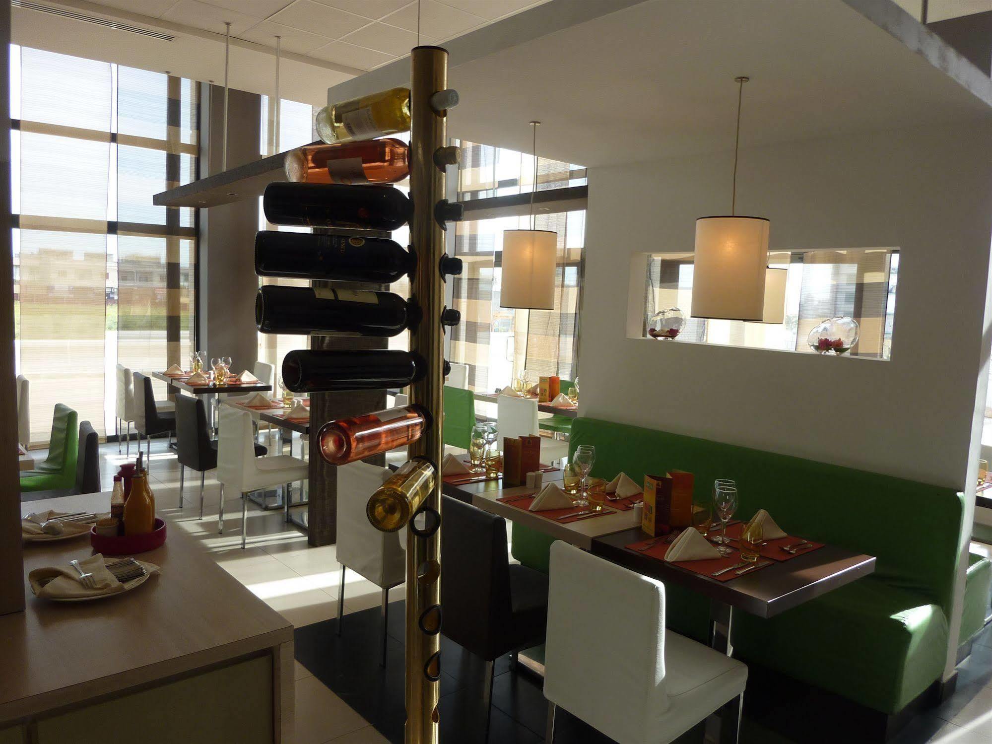 Ibis Oran Les Falaises Luaran gambar
